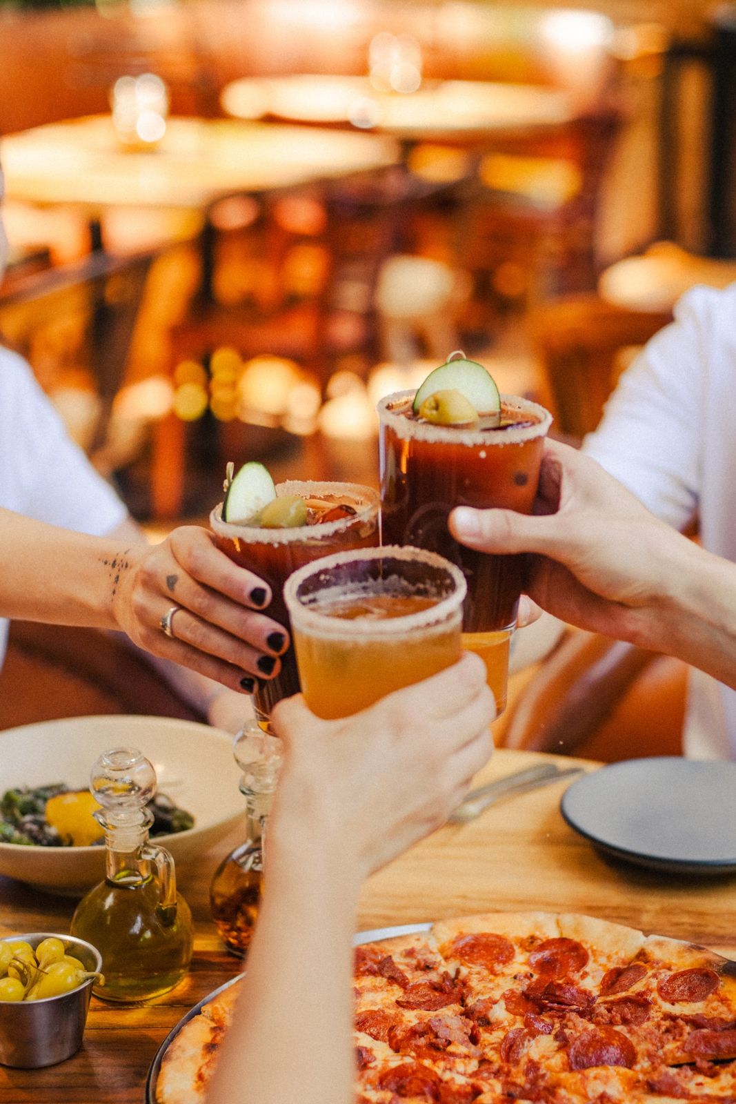 Brindis con bebidas sobre una pizza en Cancino
