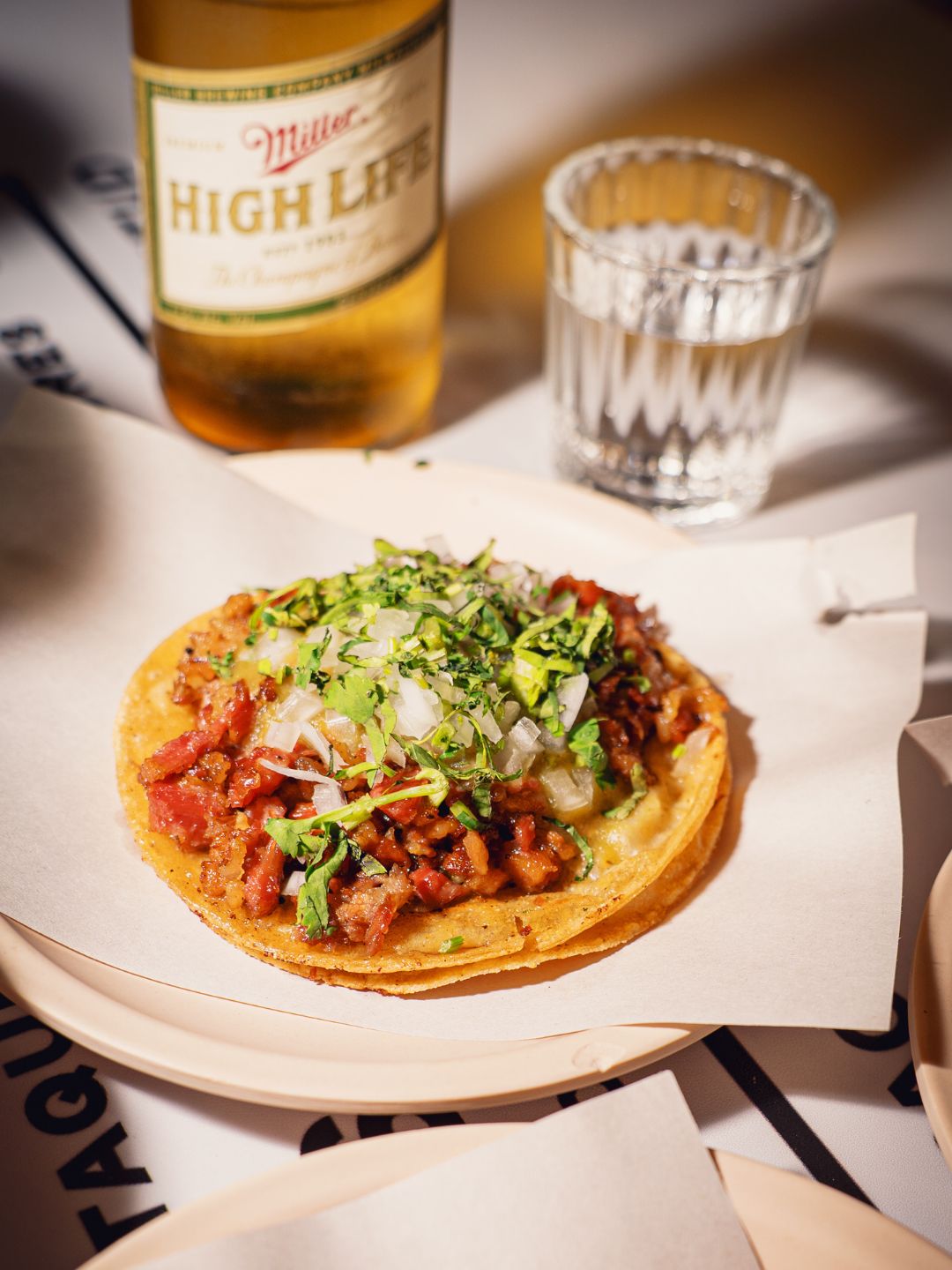 Taco de Los Pacientes con cerveza y caballito