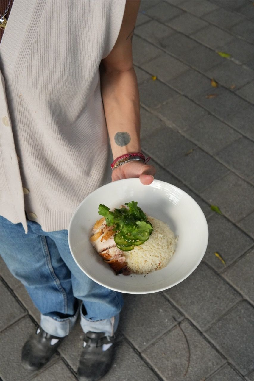 Arroz con pollo de Makan servido en plato hondo