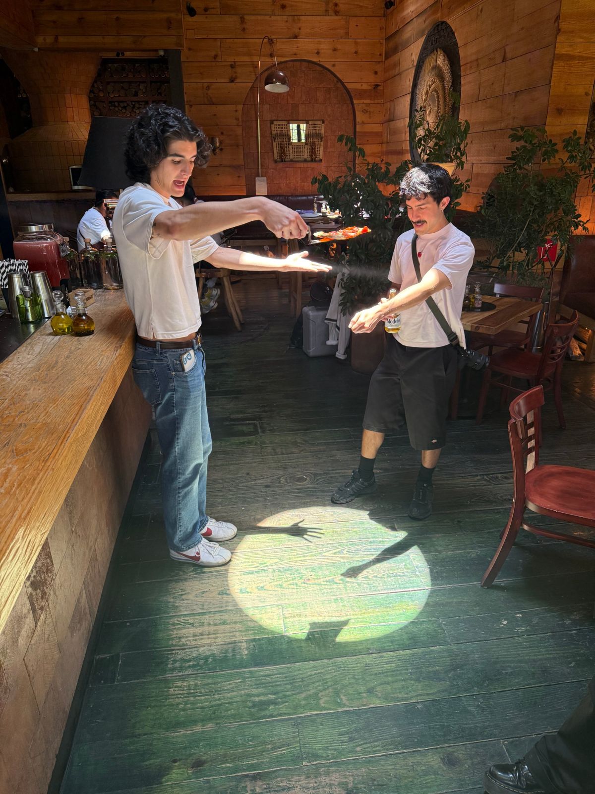Producción de contenido con pizza dentro de un restaurante